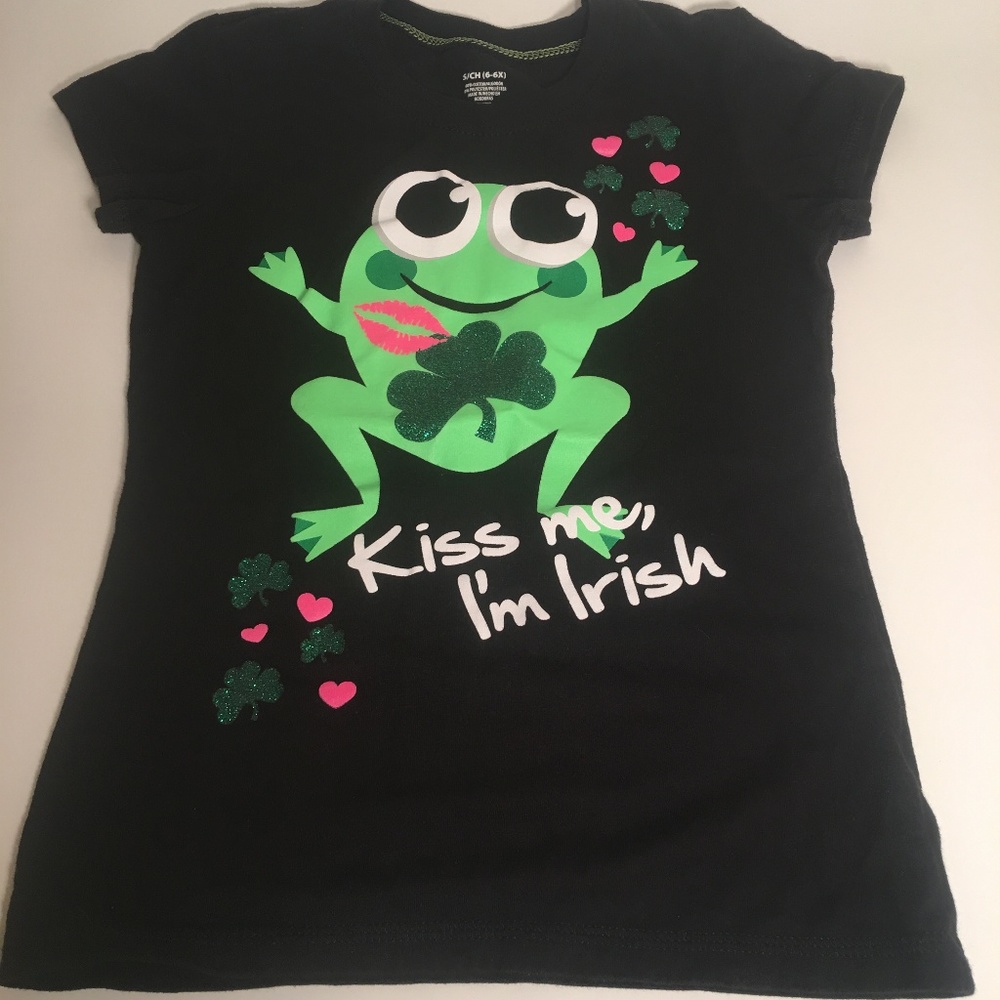 Kiss Me I'm Irish Black Tee / Green Frog Kiss Me
